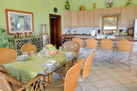 Gourmet kitchen with seats for all!
